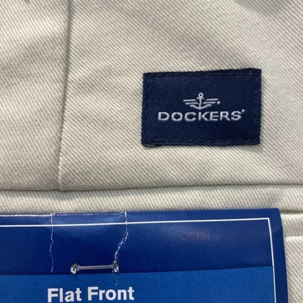 Dockers Classic Fit Flat Front Mens Tan Pants 42/32  NWT               ‎ 816